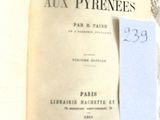 un livre orné d'un ruban bleu, posé sur une table