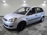 la photo d'une petite voiture argentée garée dans un garage