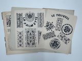 trois vieux livres aux motifs variés, empilés les uns sur les autres