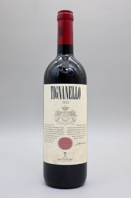 gros plan d'une bouteille de vin sur une surface blanche