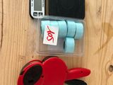 une photo représentant une paire de ciseaux et un mètre ruban posés sur une table en bois