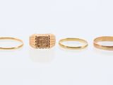 trois bagues en or, dont l'une est sertie d'un diamant et l'autre d'un diamant