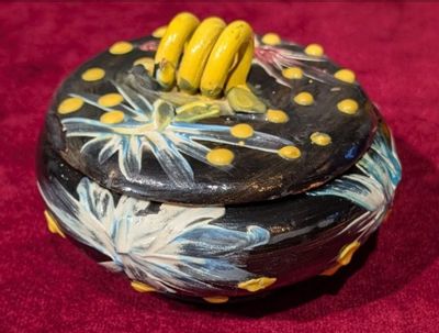 Bonbonnière en terre cuite émaillée, travail italien (Années…