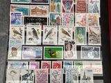 une photo d'une collection de timbres du monde entier