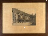 une vieille photo d'un bâtiment avec une horloge sur la façade