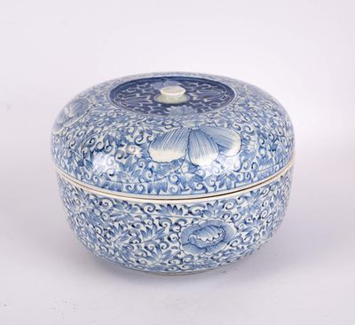 boîte en porcelaine bleue et blanche avec un motif floral sur le couvercle
