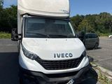 un camion blanc garé dans un parking