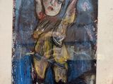 une personne tenant un tableau représentant une femme en robe jaune
