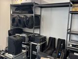 une pièce remplie de nombreux bagages et d'une étagère