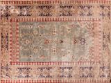 un tapis ancien orné d'une bordure bleue et rouge