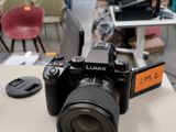 un gros plan sur un appareil photo posé sur une table dans un magasin