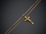 un collier en or orné d'une croix sur fond noir