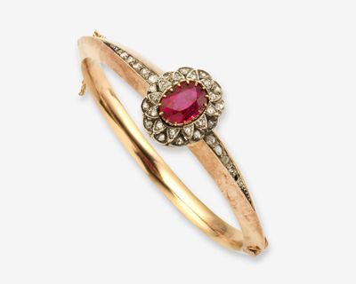 une bague en or avec un rubis et des diamants