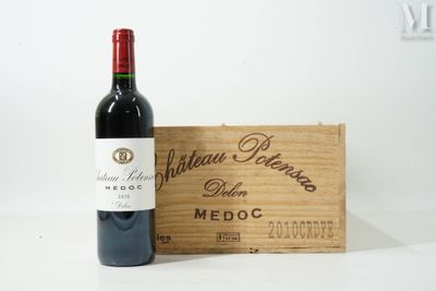 une bouteille de vin posée à côté d'une caisse en bois