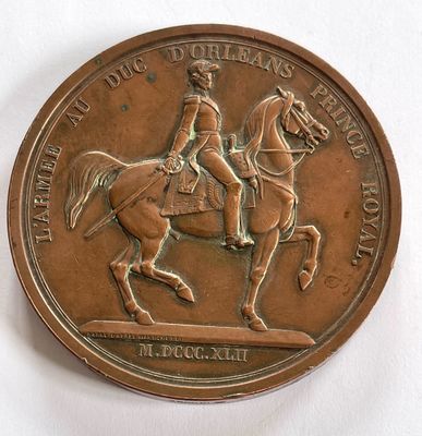 une médaille de bronze représentant un homme à cheval