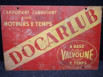 une vieille enseigne rouge et jaune portant l'inscription « docapub »