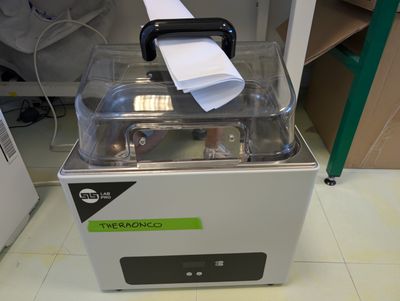 une machine dans laquelle se trouve un rouleau de papier