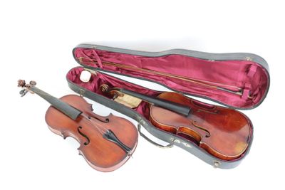un violon et un étui à violon sur une surface blanche