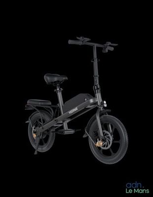 une image représentant un scooter électrique noir sur fond noir