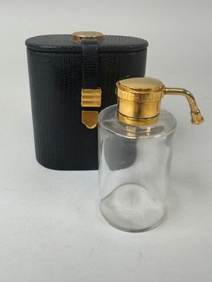 une image représentant un flacon de parfum à côté d'une boîte noire
