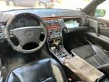 le tableau de bord sale d'une voiture dont le volant est sale