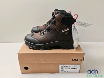 un gros plan d'une boîte sur laquelle est posée une paire de chaussures