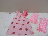 une robe rose et une chemise blanche avec des fraises imprimées dessus