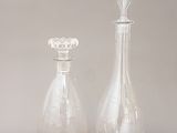 deux vases en verre posés l'un à côté de l'autre sur une table