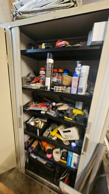une armoire remplie d'objets, dans une pièce
