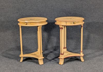 paire de tables d'appoint anciennes de style français, avec plateau peint