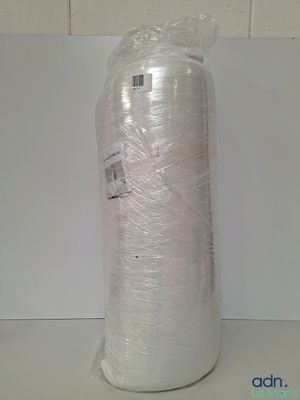 le fil blanc est emballé dans du plastique et prêt à l'emploi