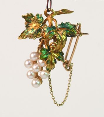 un gros plan sur un collier orné d'une grappe de perles