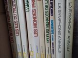 beaucoup de livres qui traînent sur une étagère