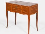 une image représentant une petite table avec des tiroirs dessus