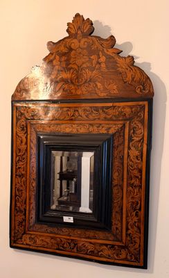 la photo d'un miroir accroché au mur