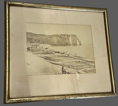 une photo d'un tableau accroché au mur d'une pièce