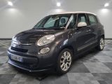 la petite voiture est garée dans le garage sur le sol en damier