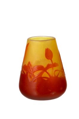 un vase en verre avec un motif rouge et jaune