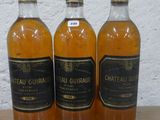 trois bouteilles de vin posées sur une table l'une à côté de l'autre