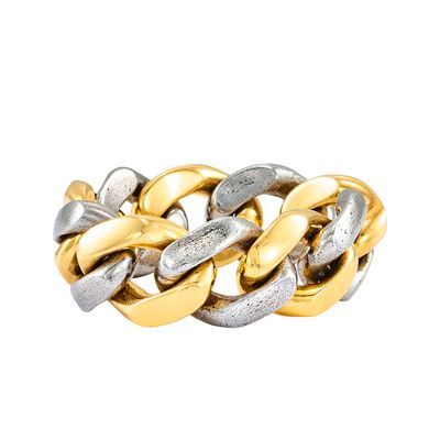 gros plan d'une bague en or et en argent sur fond blanc