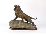 statue en bronze d'un lion sur un rocher sur fond blanc
