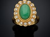 une bague en émeraude et diamant