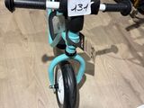 un vélo pour enfant exposé dans un magasin