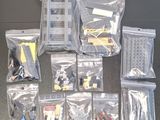 un tas de legos posés sur une table