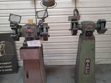 deux machines exposées dans un garage