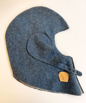 un casque bleu orné d'un patch en cuir