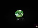 des tourmalines vertes sur un fond noir
