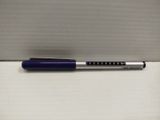 le stylo est posé sur la boîte, sur la table