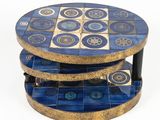 deux tables rondes bleues et dorées, recouvertes de carreaux bleus