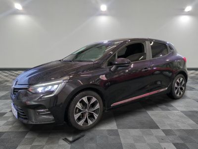une voiture noire est garée sur le sol en damier d'un garage